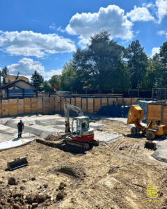 Un excavateur creuse la terre. 