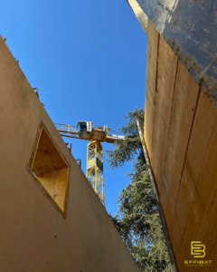 La grue est dans un ciel bleu à Thonex. 