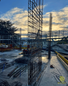 Coucher du soleil sur le chantier à Béchette. 