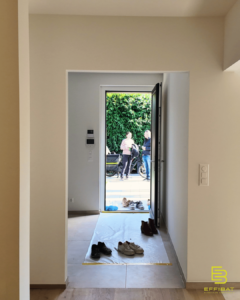 Chef de projet Marie-Laure speaks with a partner outside of the new home at Bief à Danse.