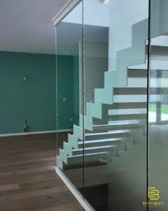 Escalier en verre dans le salon