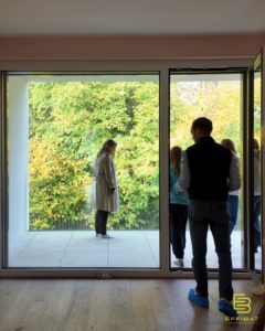 Les clients sur une terrasse de la maison