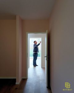 Le client regarde une porte dans une chambre