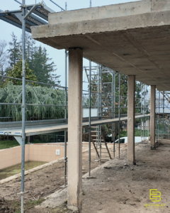 une vue depuis la nouvelle terrasse qui donne sur une piscine existant