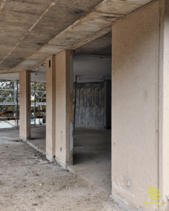 les baies vitrées seront installées dans ses murs lors de la prochaine étape du processus