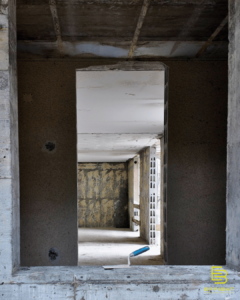 A travers cette ouverture, on peut voir la forme de la nouvelle maison