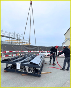 la monte voiture est préparé pour son tour sur la grue