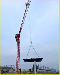 la monte voiture sur la grue et qui pend dans l'air