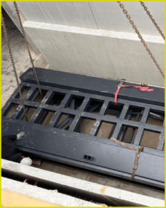 la monte voiture dans sa trémie