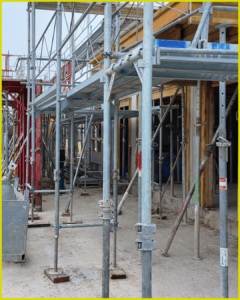 echauffaudages sur l'exterieur du batiment