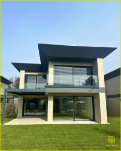 les fen^tres vu de l'exterieur de la maison