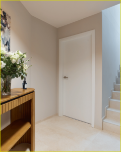 Couloir sobre avec un table et des fleurs