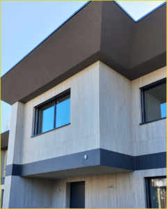 La façade en carrelage d'une maison