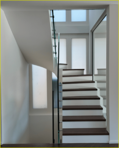 un escalier qui monte à l'étage