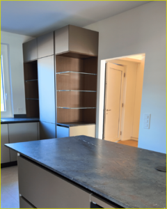 Le plan de travail en marbre dans une cuisine