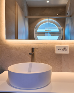 Un évier dans une salle de bain