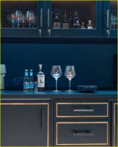 deux verres de fin sur un plan de travail