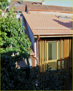 arbre devant une maison